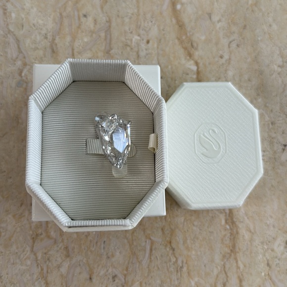 New Swarovski Mesmera Clip Earring. - Picture 9 of 10